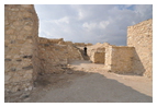 Крепостные ворота (IX в. до Р.Х.). За входом в крепость видны ступени, ведущие к башне, построенной в эллинистический период