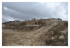 На вершине горы Гаризим (вид с северо-запада). Справа — стена эллинистического периода, в центре — развалины построек того же периода