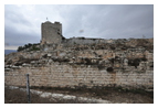 Вид с севера: на переднем плане (внизу) — стена эллинистического периода; на заднем плане — византийская стена и башня византийской крепости