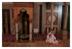 "Светильничное отверстие" и молящийся мусульманин. В 1981 году группа иудеев также получила возможность обследовать нижние помещения; они исследовали двойную пещеру, находящуюся под светильничной комнатой