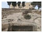 Гробница времен 1-го Иерусалимского храма (в настоящее время затоплена); вверху виден дом для паломников Русской духовной миссии