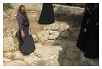 Инок Авраам показывает вход в гробницу времен 1-го Иерусалимского храма