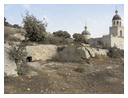 Первая из гробниц времен Спасителя (справа видна церковь святых праотцев)