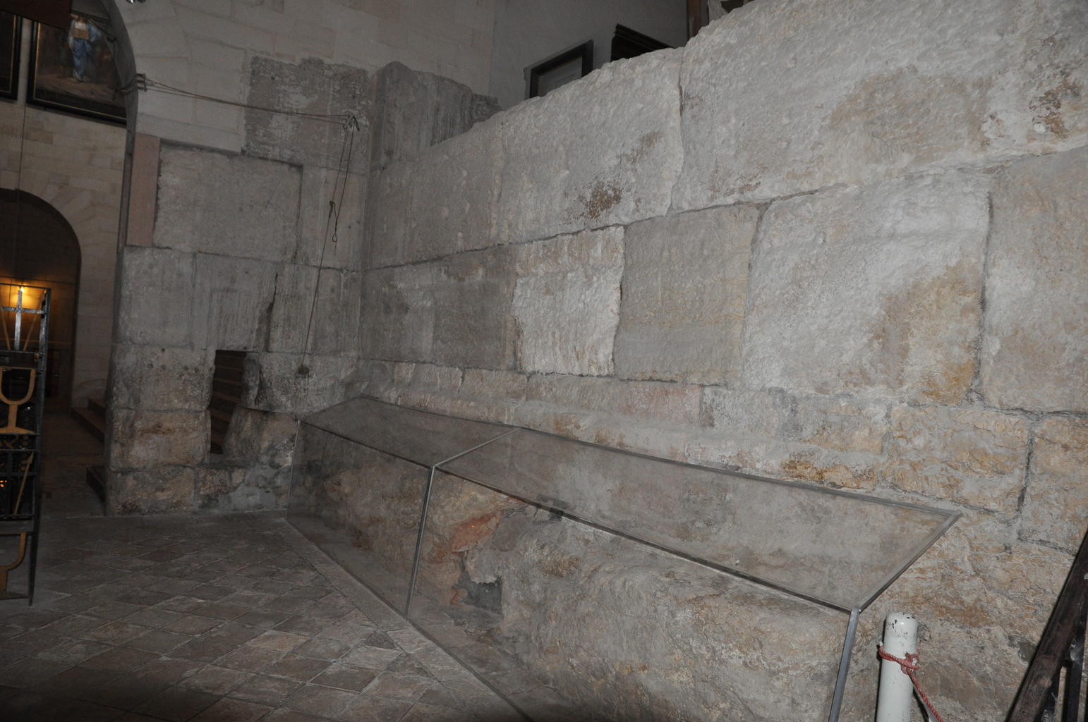 Справа крепостная стена иродианского периода, в центре — стена башни. Вид с севера.