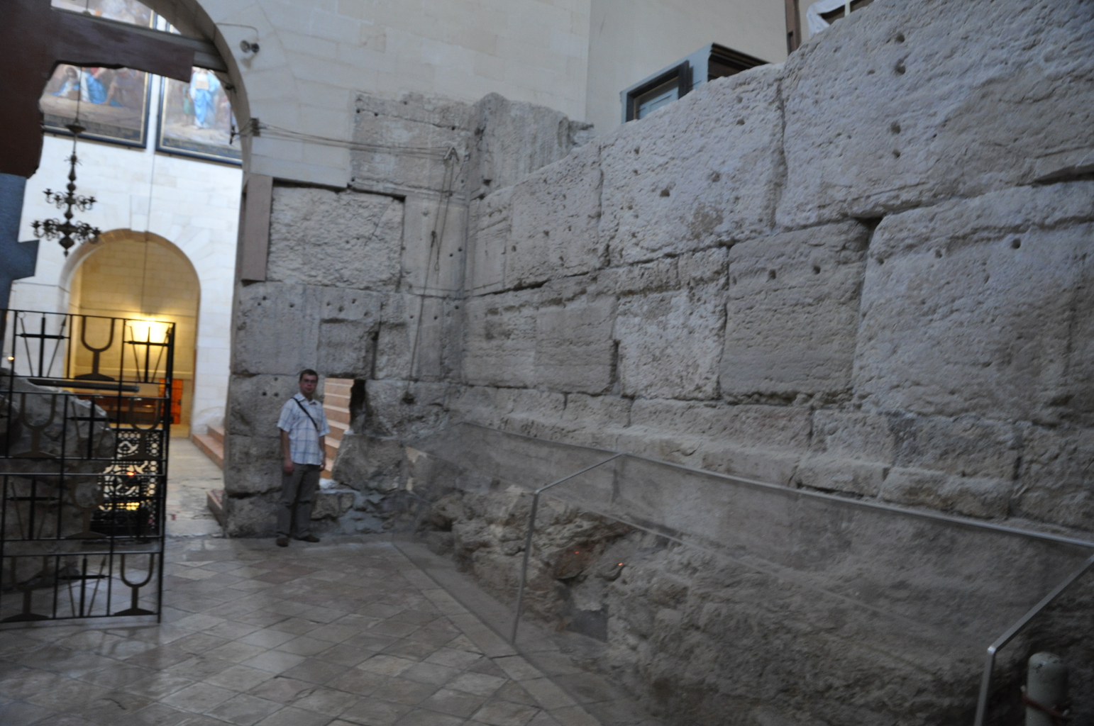 Вид с севера на пересечение стен; по фигуре археолога можно убедиться в значительном размере камней в кладке северо-южной стены.