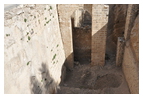 Вид с запада: развалины крестоностской церкви (слева вверху), арки византийской церкви (по центру фотографии), раскопанная часть южного бассейна Вифезда. Справа вверху видна часть церкви св. Анны