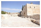 Вид на главную улицу Иерусалима иродианских времен, проходившую вдоль западной стены Храмовой горы (справа виден юго-западный угол Храмовой горы)