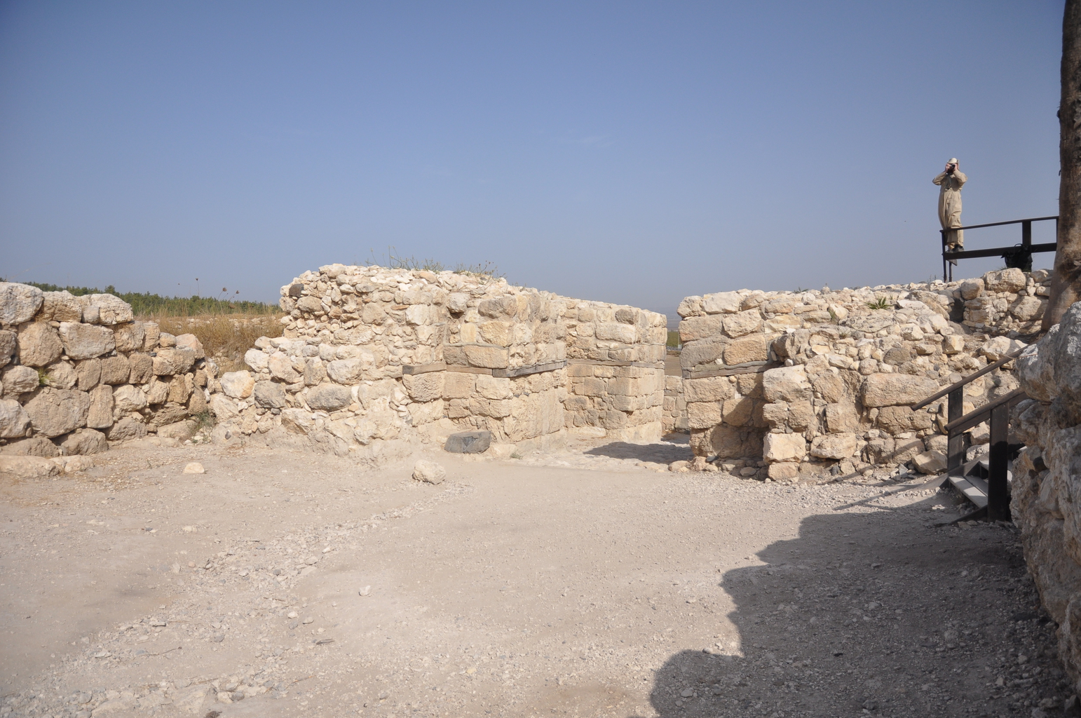 Ханаанские ворота периода поздней бронзы и площадь перед ними (вид изнутри)