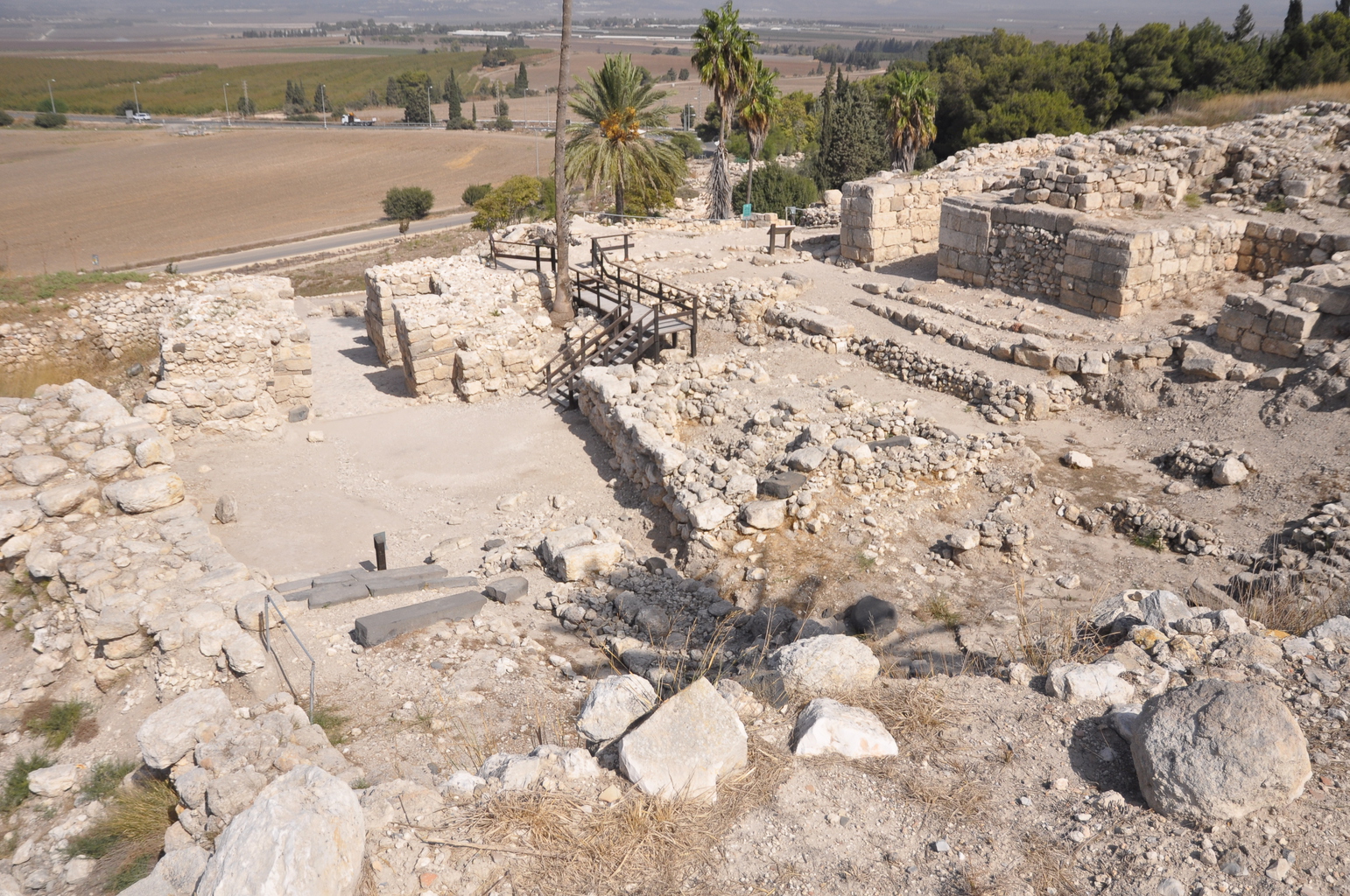 Вид с юга: слева — ханаанские ворота, справа — сохранившаяся часть ворот эпохи Соломона