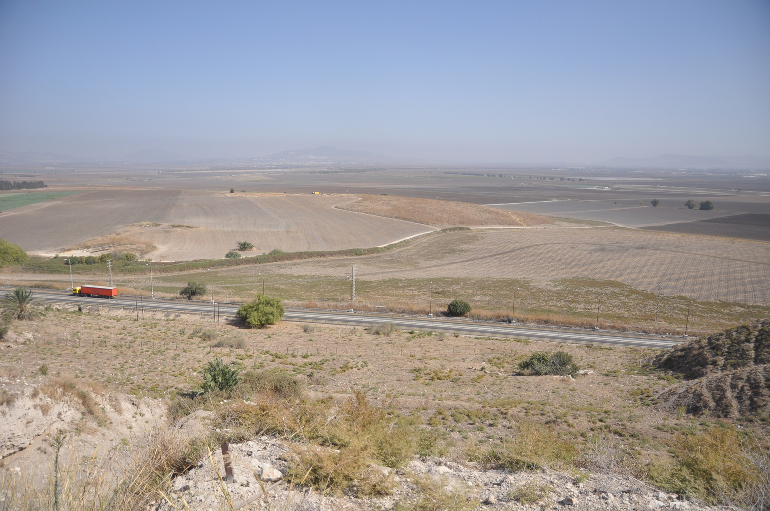 Вид от Мегиддо на восток, на долину Изреельскую