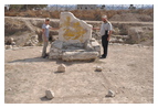 Исследователи за работой: Контуры жертвенника успешно воспроизведены на земле с помощью камней. Измерение священной колонны