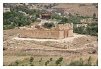 Вид на Ирак эль-Амир и окрестности; вид с юго-запада  (другой ракурс; более крупным планом)