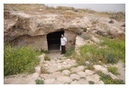 Вход в погребальную пещеру эпохи ранней бронзы, ок. 2250 г. до Р.Х. Гробницы наподобие этой существовали в разных местах Аммана и нередко имели множественные захоронения внутри. В этой пещере находится ряд выдолбленных в скале мест для погребения. Пещера была очищена и начала использоваться для других целей в Умайядский период каменщиками, которые изготавливали в ней камни для строительства зданий в крепости