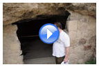 Видео: Погребальная пещера ранней бронзы. Видны боковые ниши, изначально предназначавшиеся для погребения усопших, а также камни, приготовленные каменщиками для строительных целей