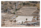 Большой и малый театры римского периода; между театрами — агора, вымощенная квадратными плитами; в правом дальнем углу площади — два ряда колонн, создающие угол в 180 градусов
