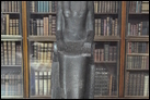 Львиноголовая статуя богини исцеления Сехмет. Черный гранодиорит, Египет, 1370 г. до Р.Х. Британский музей. Инв. номер не указан в экспозиции музея. Статуя, вероятно, найдена при раскопках, проводившихся в храме богини Мут возле Карнака.