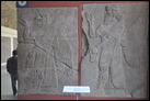 Царь Ашшурнацирпал II (883-859 гг. до Р.Х.; на композиции — справа) во время культового возлияния в окружении крылатых ангельских существ. Правая часть композиции (см. также след. фото). Берлинский музей Пергамон. Инв. номер не указан в экспозиции музея.