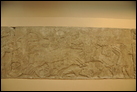 Сцена битвы (см. также предыд. фото). Нимруд, ок. 865-860 гг. до Р.Х. Британский музей. WA 124542. Продолжение предыдущей сцены. Ассирийские колесницы вступают в сражение. Эти две классические повозки, возможно, символизируют богов Адада и Нергала.