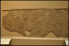 Переправа через реку (см. также след. фото). Нимруд, ок. 865-860 гг. до Р.Х. Британский музей. WA 124541. Ассирийские чиновники наблюдают за тем, как армия переправляется через реку (вероятно, Евфрат). Некоторые из солдат плывут на вздутой коже, другие загружают две колесницы на лодку.