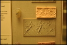 Цилиндрическая печать и ее оттиск (см. также предыд. фото). Серый халцедон, Месопотамия, ок. 700-600 гг. до Р.Х. Британский музей. ME 89581. Эта печать имеет дизайн, аналогичный приведенному на предыдущей фотографии, но со сфинксами вместо быков. Такой "незаконченный" внешний вид, вероятно, был популярен в VII в. до Р.Х.
