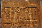 Черный обелиск Салманасара III. Сторона А. Рельеф 1. Салманасар, держа лук, получает "дань от Суа Гильзанеянина". Он смотрит на своего военачальника и другого чиновника.