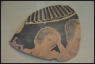 Осколок кувшина для хранения. Глина, Афины, ок. 430 г. до Р.Х. Британский музей. GR 1931.1-14.5. Содержит изображение скорбящего человека.