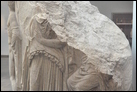 Барабан колонны с барельефами. Мрамор, из Эфеса, 325-300 гг. до Р.Х. Британский музей. GR 1872.8-3.9. Найден в юго-западной части позднего храма Артемиды в Эфесе. Это — наиболее хорошо сохранившийся барабан колонны с барельефом. Изображены крылатый Танатос (смерть), женщина в одежде со складками, Гермес Психопомп (проводник душ в подземном мире), стоящая женщина и сидящий мужчина, которые идентифицируются как Персефона и Плутон (Гадес или Аид), боги подземного мира.