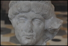 Портрет женщины. Мрамор. II в. Эрмитаж. А 1175. Фрагмент фигуры с крышки саркофага.
