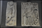 Две фигурные панели, отрезанные от саркофага. Слева: неподвижный пастух. Справа: закутанная женская фигура. Кон. III в. по Р.Х. Рим, Музей Пио Кристиано. Инв. 314460.