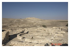Национальный парк Тель-Арад состоит из двух частей: нижний ханаанский город на юге, датируемый 3150-2000 гг. до Р.Х. (на фото — на переднем плане) и Тель а-Мецудот — верхняя израильская крепость на севере, существовавшая с XII по нач. VI в. до Р.Х. (на фото — на заднем плане)