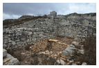 Развалины построек эллинистического периода (на переднем плане) на север от византийской крепости (на заднем плане видна башня византийской крепости)