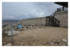 Развалины западной части (святая святых) самарянского храма; справа — стена византийской крепости и смотровая площадка, с которой были сделаны некоторые предыдущие фотографии