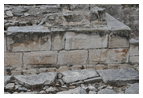 Шов в кладке восточной стены византийской церкви (на фотографии — справа)