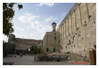 Справа на фото: пристройка, сделанная арабами, и получившая название "гробницы Иосифа"; слева — остатки стены крепости крестоносцев