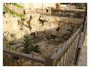 Некая внешняя пещера с южной стороны комплекса. Согласно археологическим исследованиям, иродианский комплекс находится на месте, где в патриархальные времены был ряд пещер и производились захоронения