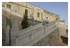 Лестница, ведущая ко входу в еврейскую часть комплекса