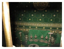 Кроме гобелена в каменной комнате можно видеть арабские светильники и другие предметы позднего времени (фото сделано через окно комнате)