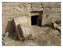 Камень, отваленный от входа во 2-ю гробницу периода позднего Второго храма