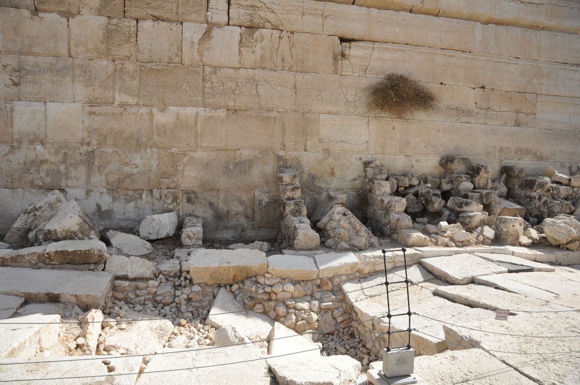 Фото 7. Иродианская кладка в западной стене Храмовой горы. Фото автора.