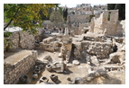 Вид с востока. Справа — крестоностская церковь, левее и ниже ее — арка византийской базилики, на переднем плане — развалины храма Асклепия и бассейны для погружения