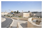 Вид на Храмовую гору с юго-запада. По центру — мечеть Купол скалы (с золотым куполом), справа — мечеть Аль-Акса (с серым куполом)