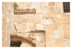 Фасад западных ворот пророчицы Хульды был разрушен римлянами и восстановлен в раннемусульманский период (вывод об этом можно сделать, судя по перекладине и косяку ворот, украшеных орнаментами на мотивы цветов и геометрических фигур)