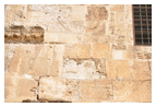 По центру фотографии — камень в кладке с перевернутой римской надписью в честь императора Адриана (II в по Р.Х.). Т.о. камень был использован повторно при восстановлении данного участка кладки южной стены, вероятно, строителями, не знавшими латыни