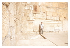 У основания ворот пророчицы Хульды виден выход скальной породы; также на фоне фигуры студента СПбПДА хорошо видны масштабы камня иродианской кладки
