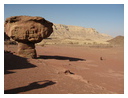 Древнеегипетский плавильный лагерь (справа на заднем плане) находится рядом с любопытным объектом — природным образованием из красного песчаника в форме гриба.