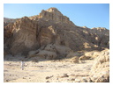 Древнеегипетские рудники; на склоне горы видны следы разработки.