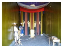 Модель святилища (ha-Кодеш) скинии. Изображения левита и священника, модели светильника (меноры), жертвеника воскурений, завесы и стола хлебов предложений.