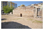 Развалины базилики: фрагмент западной стены (вид с востока). В некоторых местах высота сохранившихся стен достигает 5 м