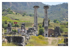 Храм Артемиды и Зевса: две Ионийские колонны, слева — храм Артемиды, справа в углу — христианская часовня IV в. по Р.Х. (вид с запада)