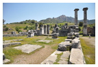 Древняя часть храма Артемиды и Зевса — восточная часть (эллинистический период). Восточная часть храма была посвящена Фаустине, жене имп. Антония Пия (вид с юго-запада)